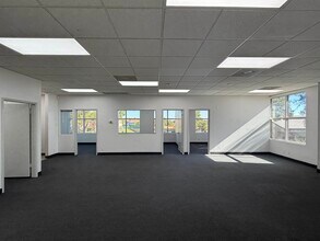 2760 Lake Sahara Dr, Las Vegas, NV to rent Interior Photo- Image 2 of 4