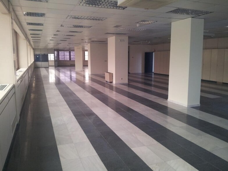 Office in Seville, Sevilla to rent - Building Photo - Image 2 of 12