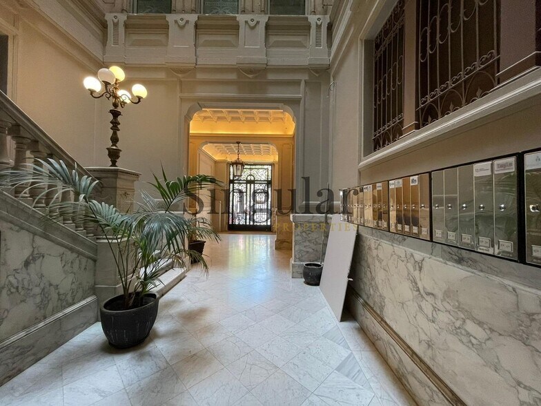 Office in Barcelona, Barcelona to rent - Interior Photo - Image 2 of 3