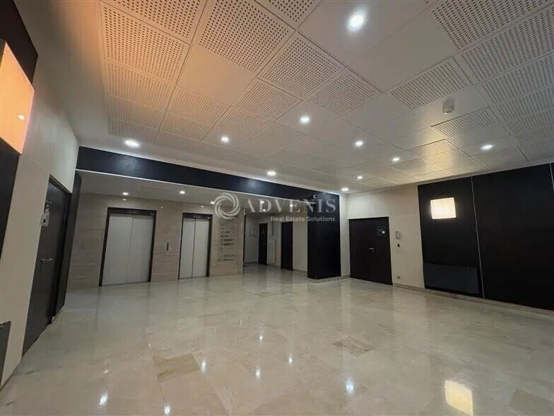 Office in Meudon to rent - Lobby - Image 2 of 5