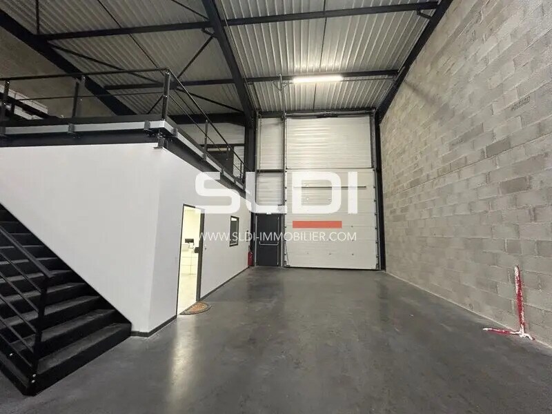 Light Industrial in Villefranche-sur-Saône to rent Building Photo- Image 1 of 13