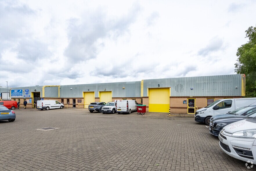 1-4 Acorn Way, Mansfield to rent - Building Photo - Image 2 of 3