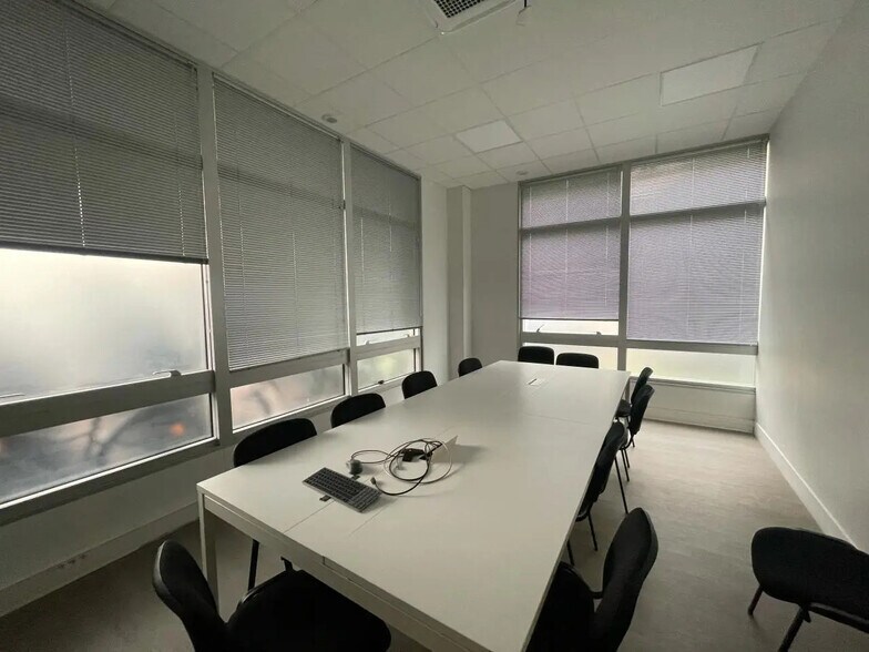 Office in Saint-Ouen-sur-Seine to rent - Interior Photo - Image 2 of 12