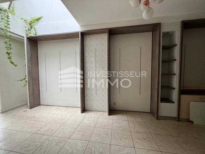 Retail in Paris to rent - Interior Photo - Image 2 of 4