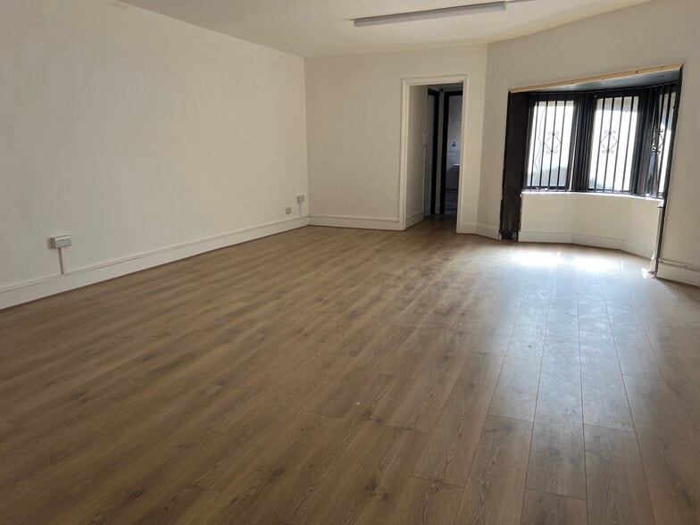 116 Mile End Rd, London to rent - Interior Photo - Image 2 of 5