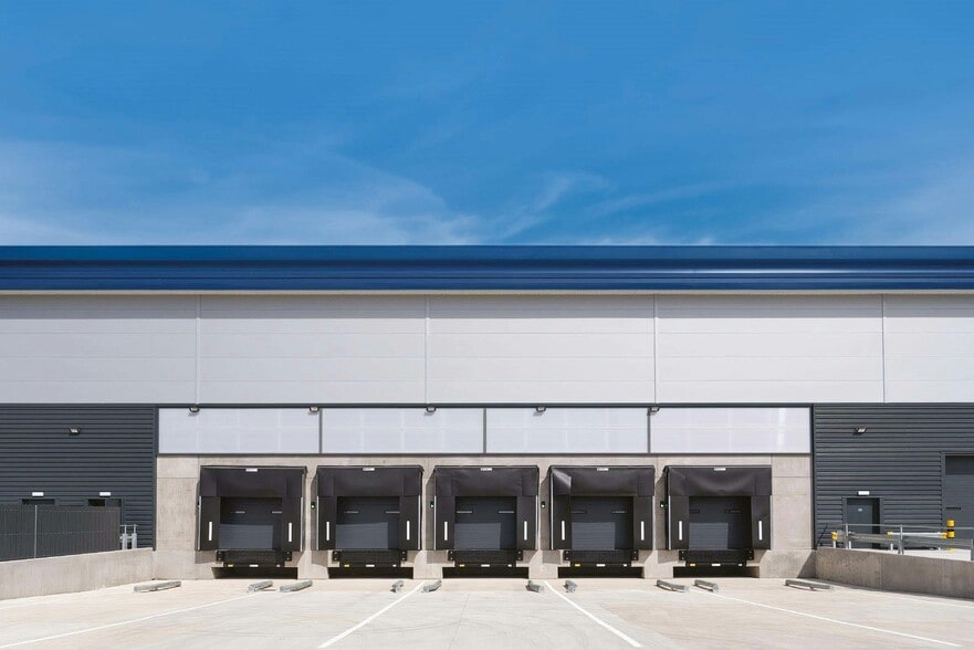 56 Factory Ln, Croydon to rent - Building Photo - Image 3 of 6