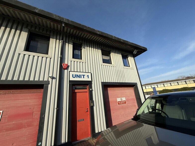 Airport Service Rd, Portsmouth to rent - Building Photo - Image 2 of 11