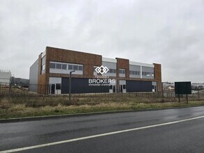 Light Industrial in Louvres to rent Building Photo- Image 2 of 3