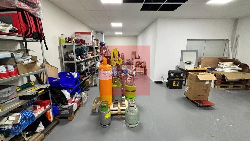 2 Avenue Des Bosquets, Montigny-le-Bretonneux to rent - Interior Photo - Image 2 of 15