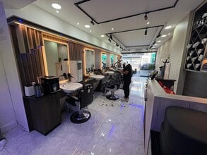 Retail in London to rent Interior Photo- Image 2 of 4