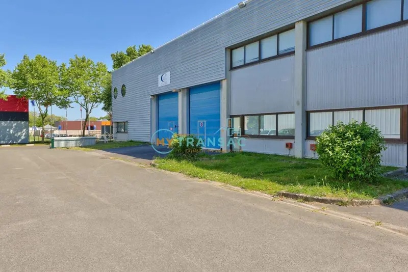 Light Industrial in Collégien to rent Building Photo- Image 1 of 5
