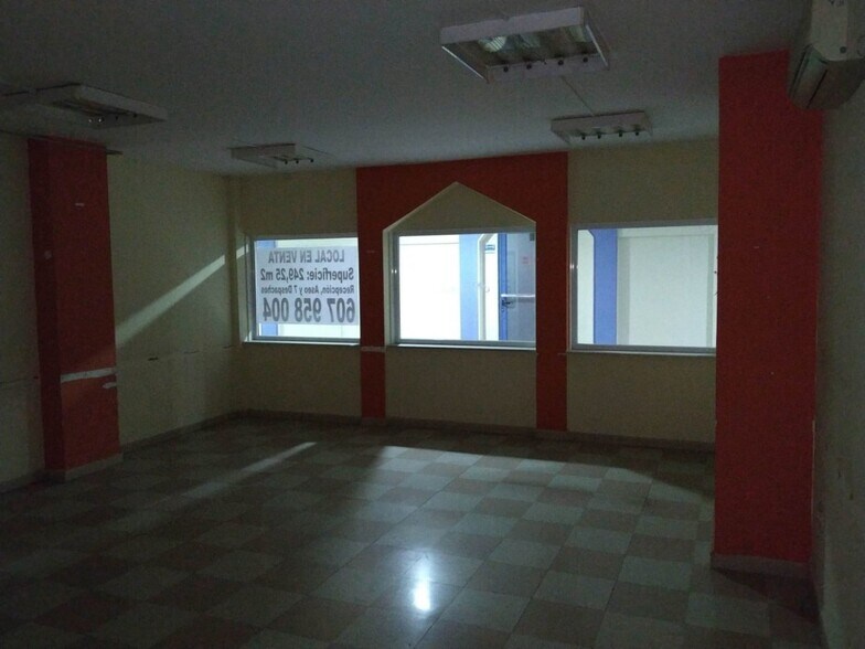 Retail in Granada for sale - Interior Photo - Image 3 of 15