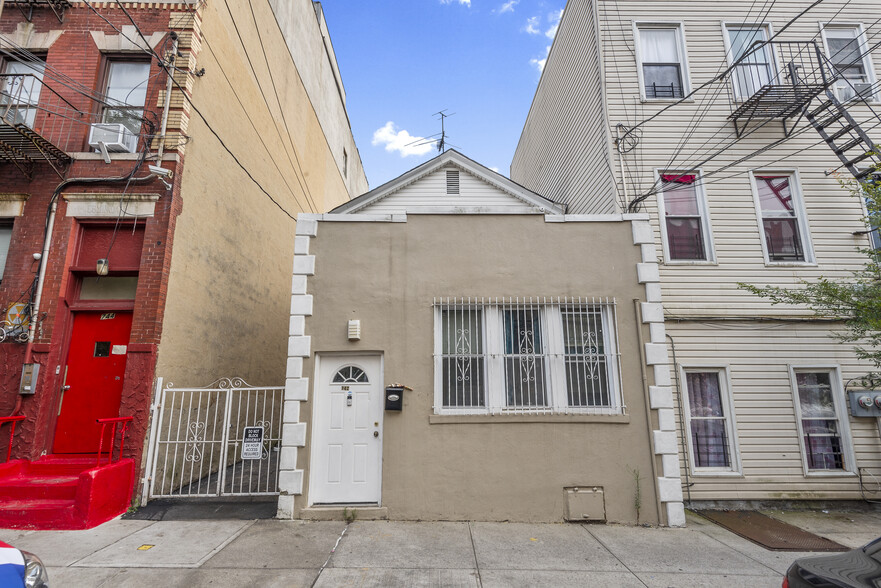 742 214 th St, Bronx, NY for sale - Building Photo - Image 1 of 4