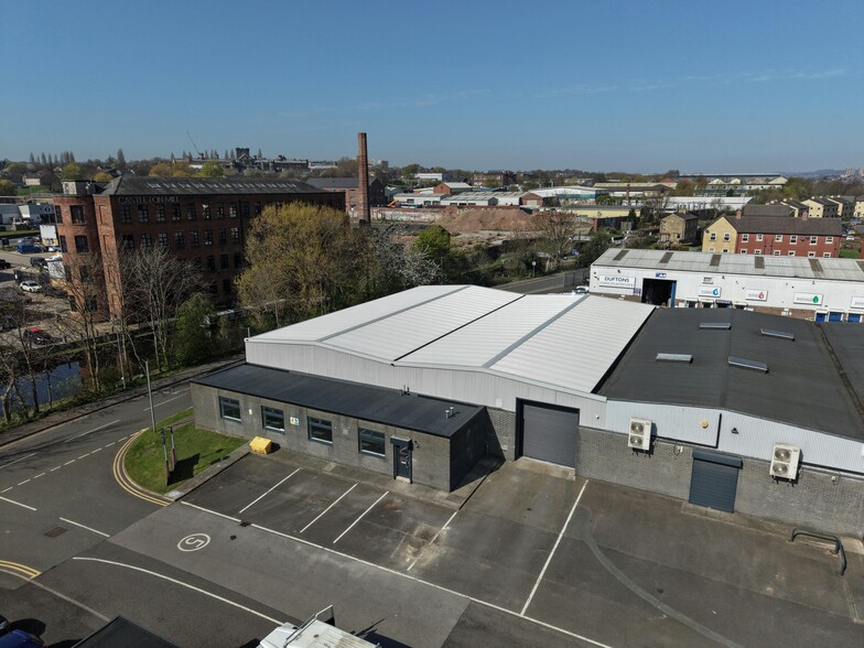 Wellington St, Leeds to rent - Building Photo - Image 1 of 6