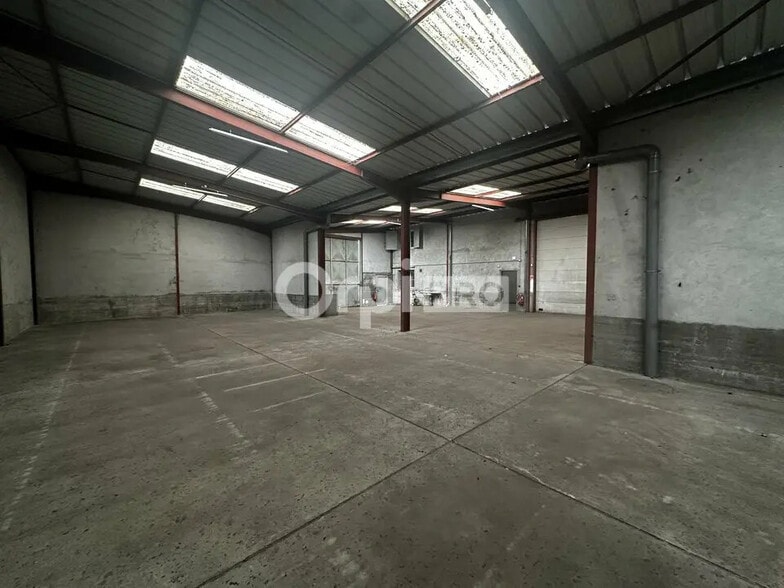 Light Industrial in Saint-Laurent-de-Mure to rent - Interior Photo - Image 2 of 12