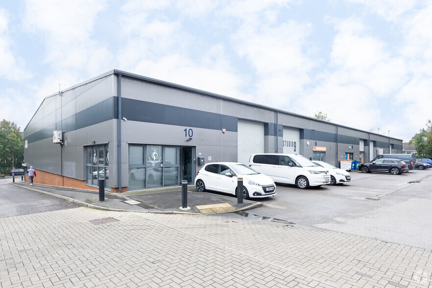Fishponds Rd, Wokingham to rent - Building Photo - Image 1 of 16