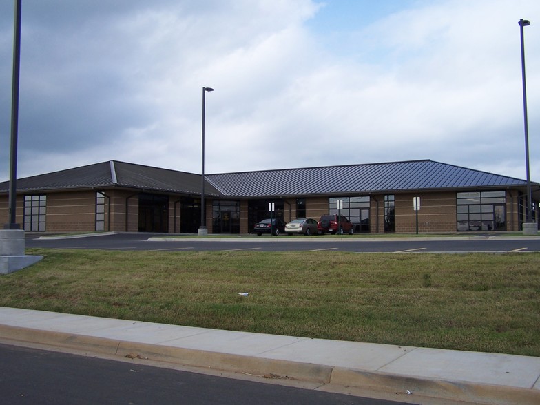 2411 Fayetteville Rd, Van Buren, AR for rent - Building Photo - Image 1 of 4