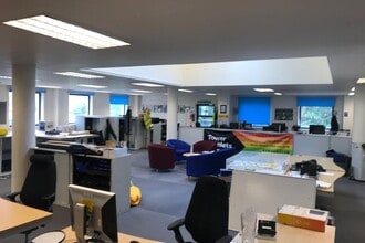 2 Lawn House Clos, London to rent Interior Photo- Image 1 of 4