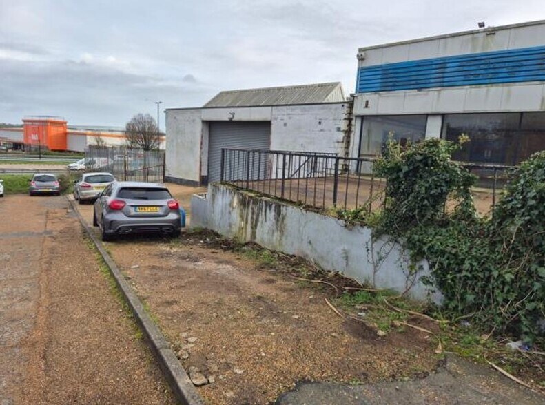 12 Parkhurst Rd, Newport to rent - Building Photo - Image 3 of 5