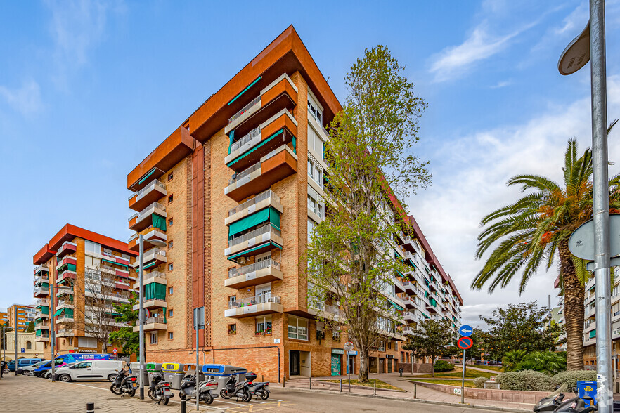 Residential in Barcelona, BAR for sale - Primary Photo - Image 1 of 2