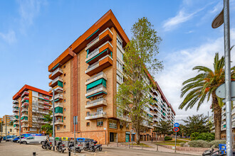 Residential in Barcelona, BAR for sale Primary Photo- Image 1 of 3