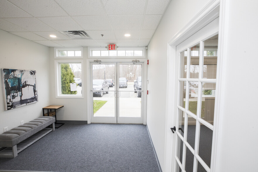 1011 Osgood St, North Andover, MA for rent - Lobby - Image 3 of 8