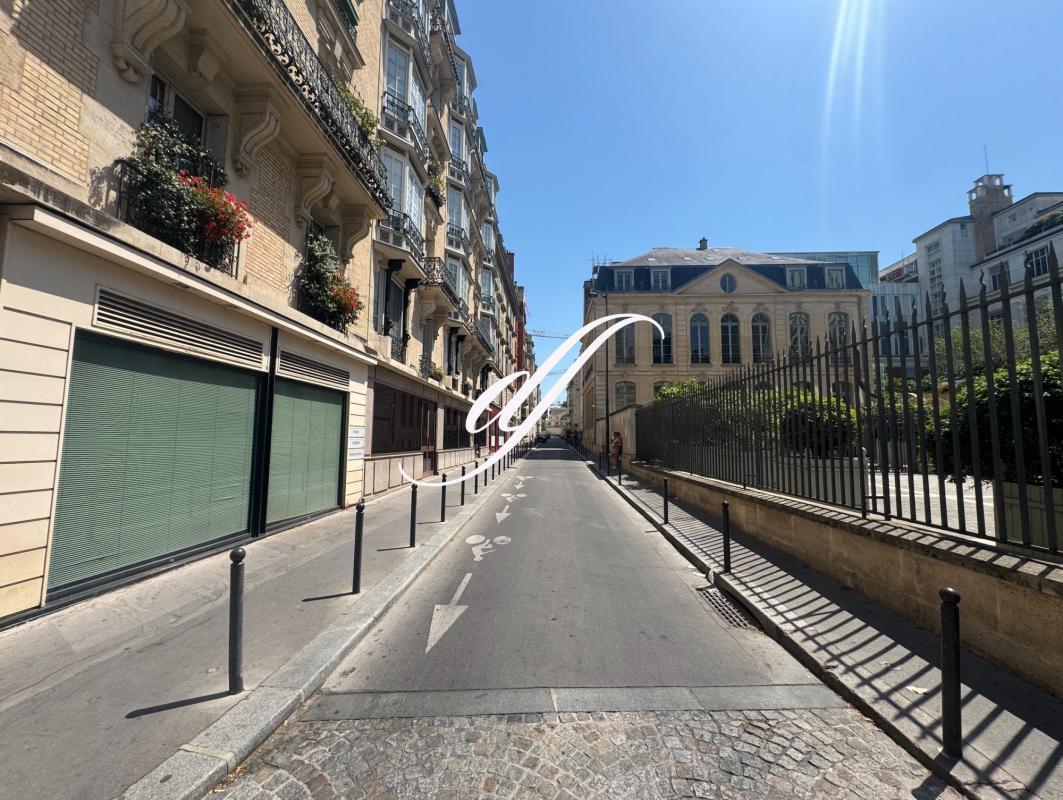 Retail in Paris for sale Building Photo- Image 1 of 4