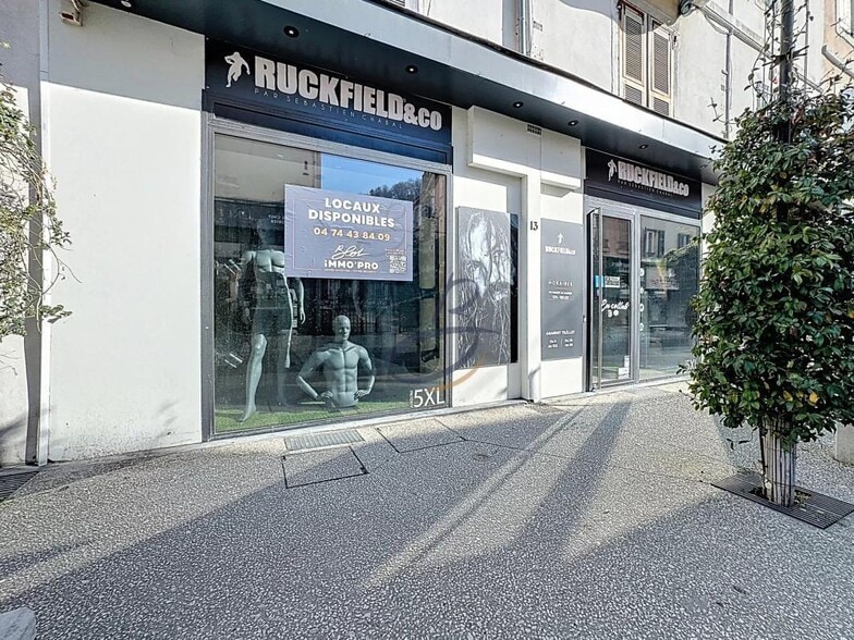 Retail in Bourgoin-Jallieu to rent - Building Photo - Image 1 of 7
