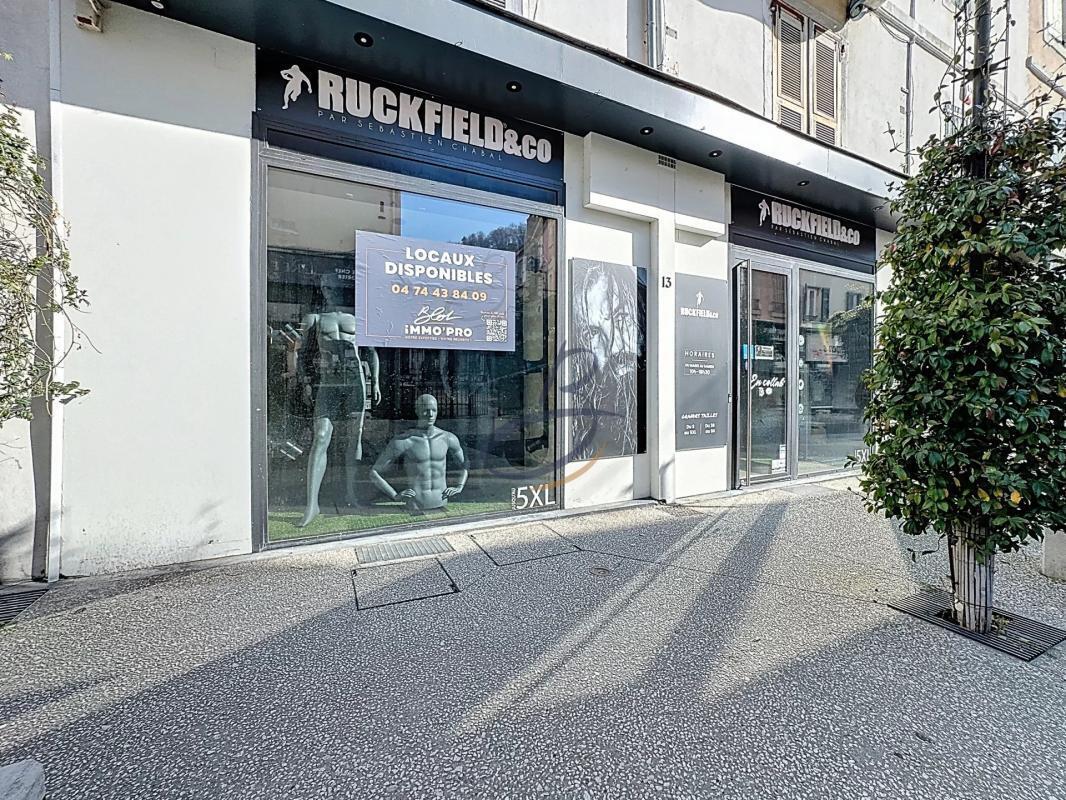 Retail in Bourgoin-Jallieu to rent Building Photo- Image 1 of 8