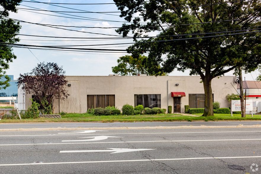 1587 Stewart Ave, Westbury, NY for sale - Primary Photo - Image 1 of 1