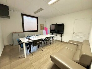 Office in Montigny-le-Bretonneux to rent Interior Photo- Image 1 of 2