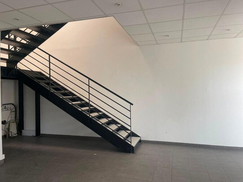 Industrial in Stains to rent - Building Photo - Image 2 of 10