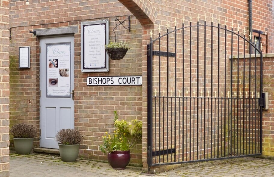 5 Bishops Ct, Daventry to rent - Building Photo - Image 2 of 3
