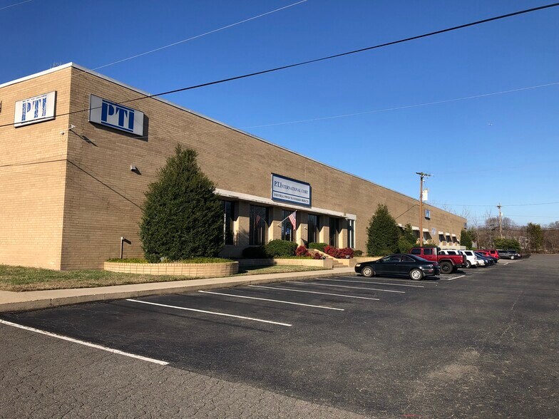 1817 Westinghouse Blvd, Charlotte, NC for rent - Building Photo - Image 1 of 9