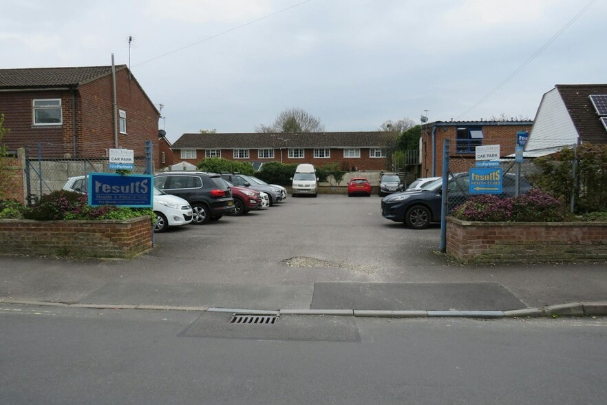 27-31 Reading Rd S, Fleet to rent - Building Photo - Image 2 of 2