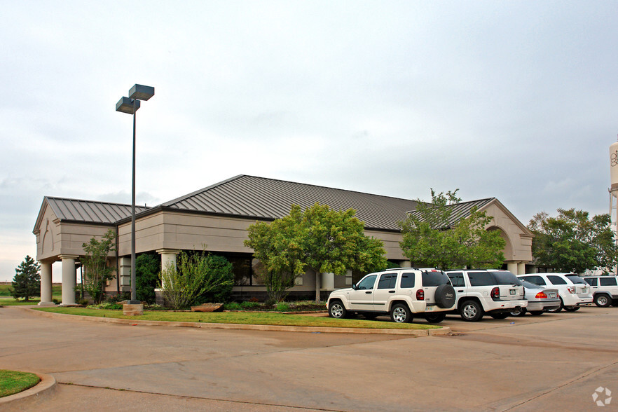 11011 Hefner Pointe Dr, Oklahoma City, OK for sale - Primary Photo - Image 1 of 1