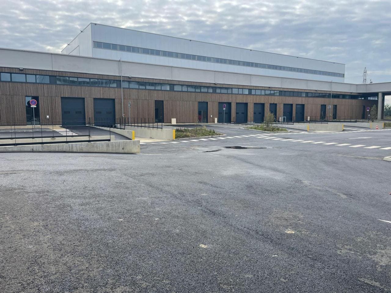 Light Industrial in Tremblay-en-France to rent Building Photo- Image 1 of 6