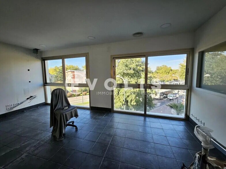Office in Clamart to rent - Interior Photo - Image 2 of 23