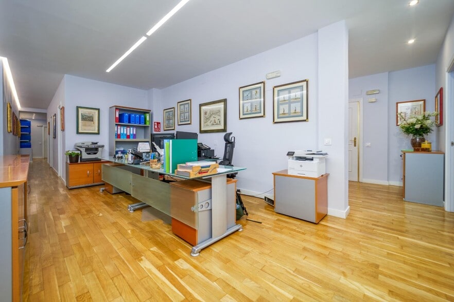 Office in Madrid, Madrid to rent - Interior Photo - Image 2 of 9