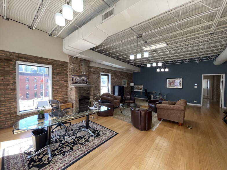 670 N Clark St, Chicago, IL for rent - Interior Photo - Image 3 of 8