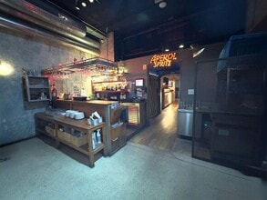 Retail in Barcelona, Barcelona to rent Interior Photo- Image 2 of 24