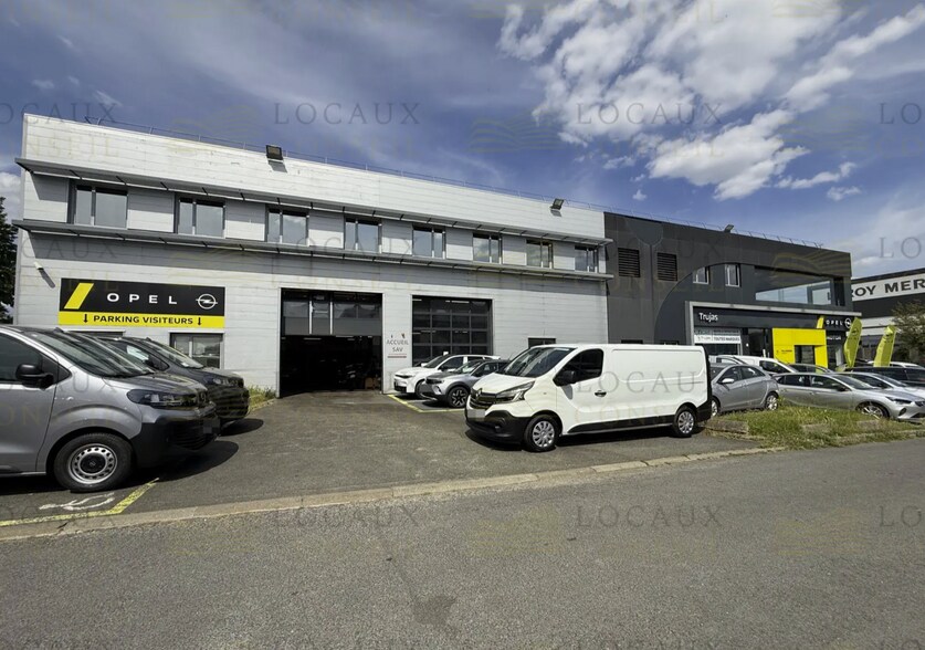 Light Industrial in Nanterre to rent - Primary Photo - Image 1 of 4