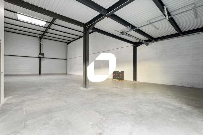 6 Les Grands Champs, Le Thillay to rent Interior Photo- Image 1 of 12