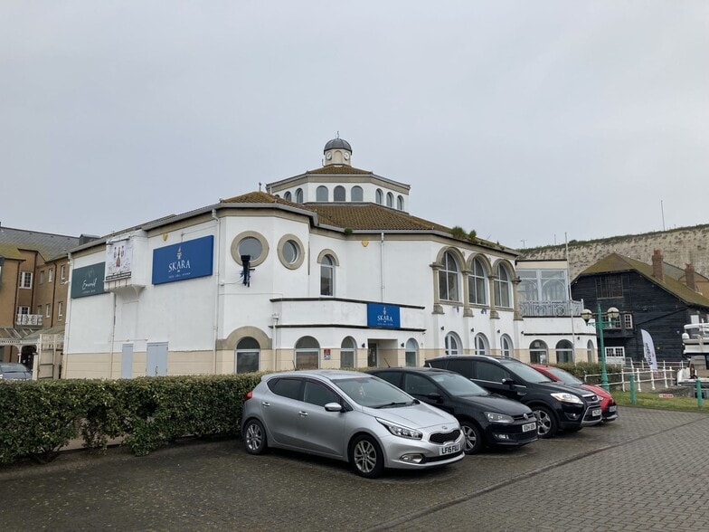 Village Sq, Brighton to rent - Building Photo - Image 2 of 7