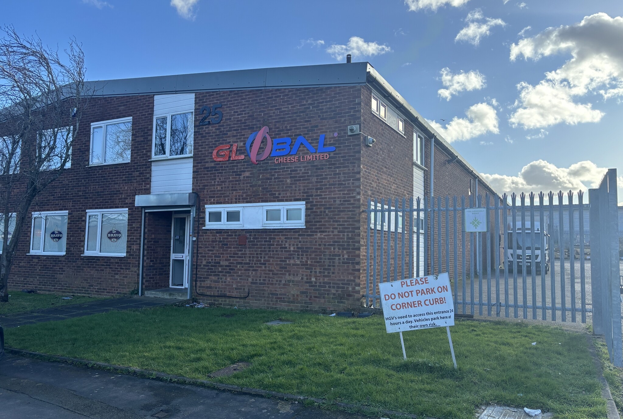 25-27 Bilton Way, Luton to rent Building Photo- Image 1 of 4