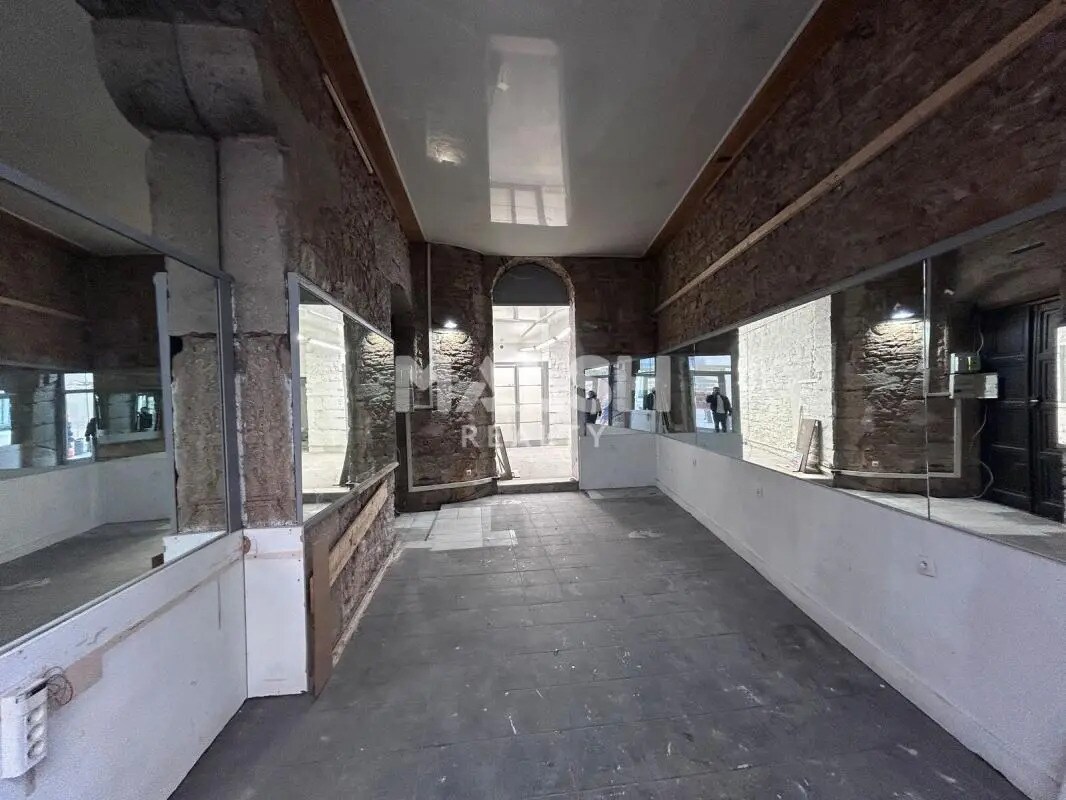Retail in Lyon to rent Interior Photo- Image 1 of 7
