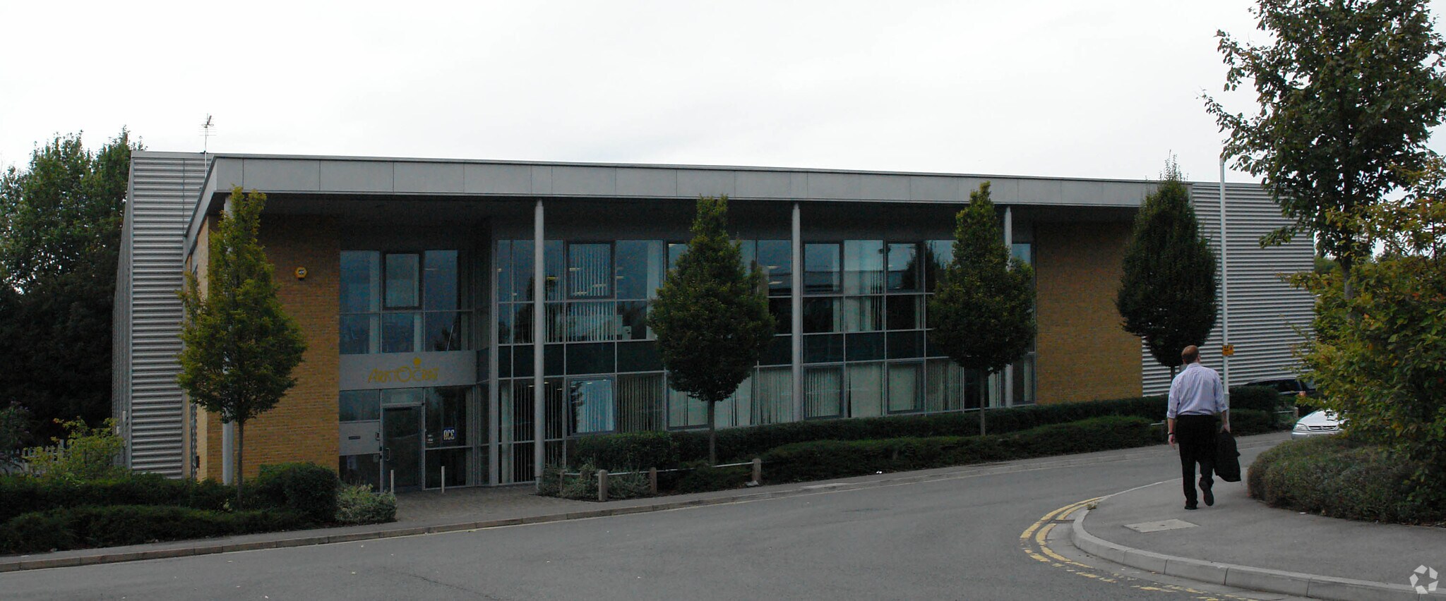 25 Riverside Way, Uxbridge for sale Primary Photo- Image 1 of 1