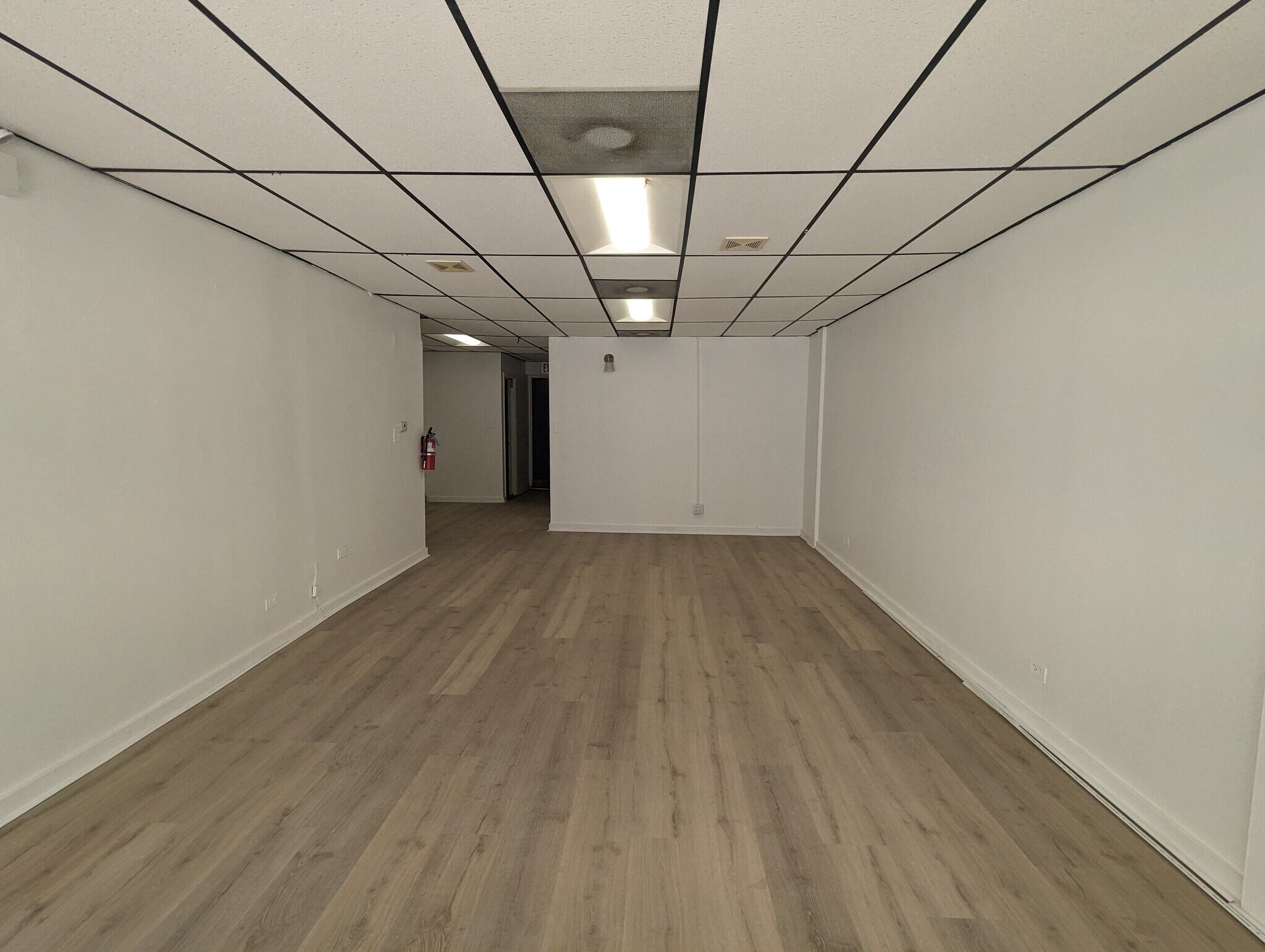 3146-3158 W Montrose Ave, Chicago, IL to rent Interior Photo- Image 1 of 11