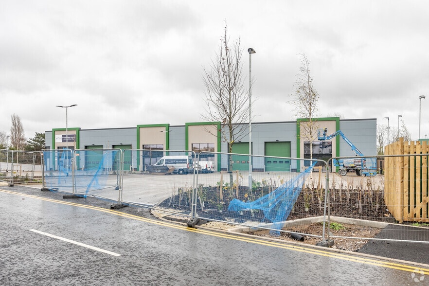 Aldermoor Way, Longwell Green to rent - Building Photo - Image 2 of 2