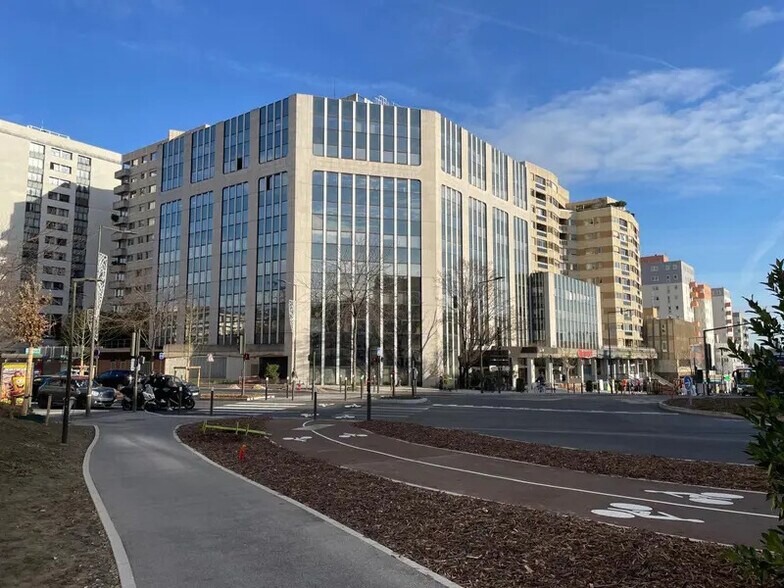 40 Boulevard Henri Sellier, Suresnes to rent - Building Photo - Image 1 of 19